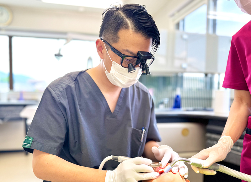 歯科口腔外科・インプラントに詳しい歯科医師が在籍